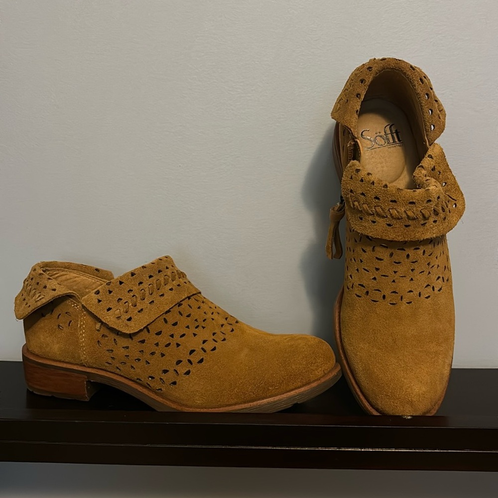 Soft suede ankle bootie, size 7